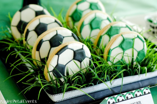 Soccer party cookies-Love this display