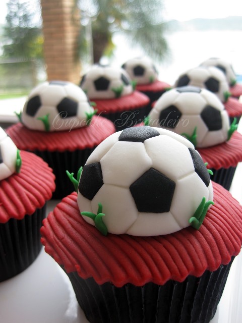 soccer cupcakes for a soccer party