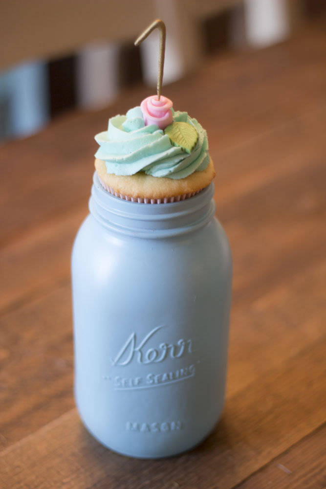 Mason Jars And Cupcakes- Cute!
