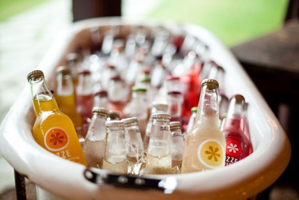 Serve-you-drinks-out-of-a-tub-for-an-outdoor-party
