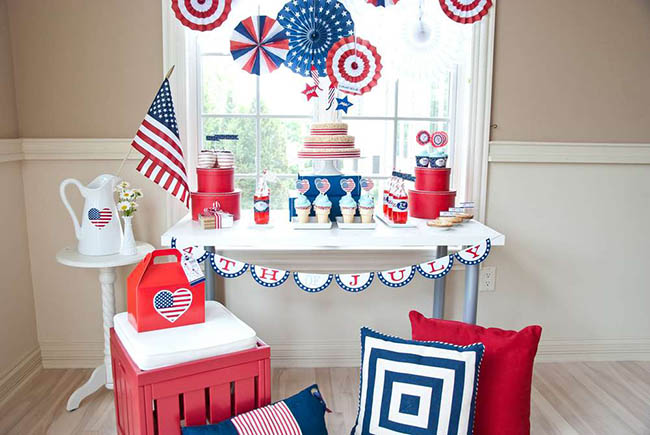 LOVE this 4th Of July party and set up!