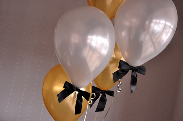 Love these Bows on these ribbons for a lovely gradution party look - See more graduation Party ideas on B. Lovely Events