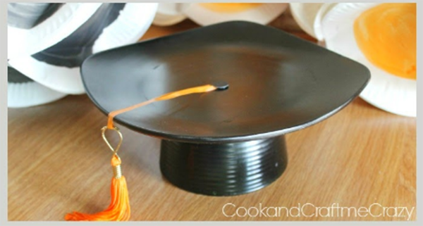 love this DIY Plate Graduation cap centerpiece- See more graduation Party ideas on B. Lovely Events